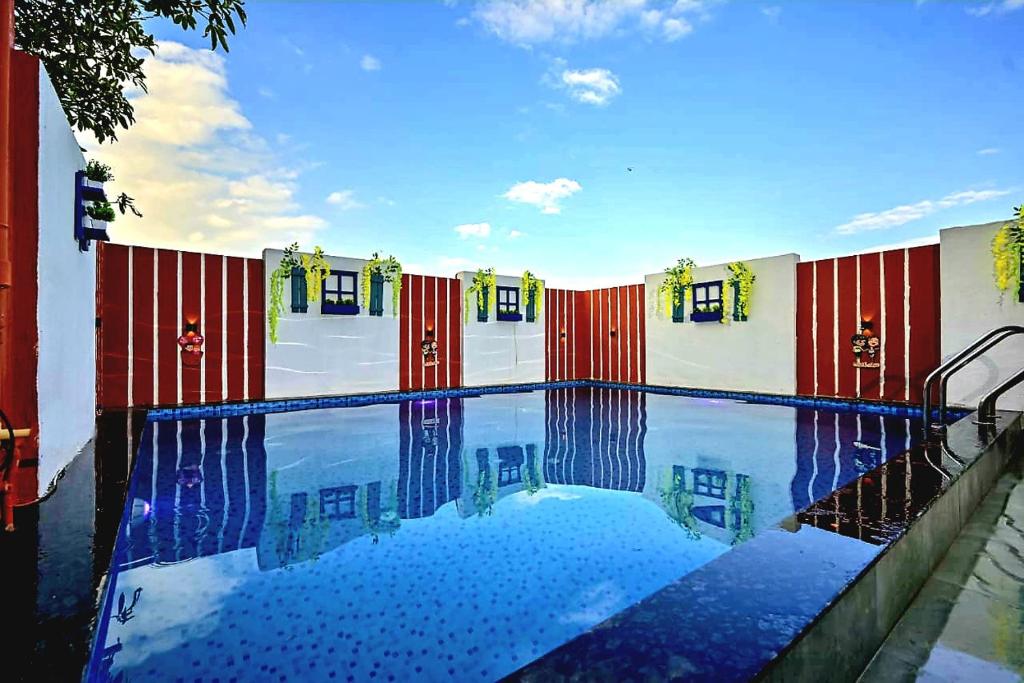 Bazén v ubytování ll EMPYREAN STAY ll AIRAWAT VILLA ll 2BHK ll AC ll PRIVATE POOL ll WIFI ll nebo v jeho okolí