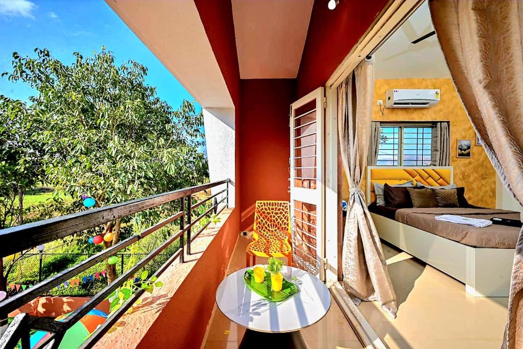 Balkón nebo terasa v ubytování ll EMPYREAN STAY ll AIRAWAT VILLA ll 2BHK ll AC ll PRIVATE POOL ll WIFI ll