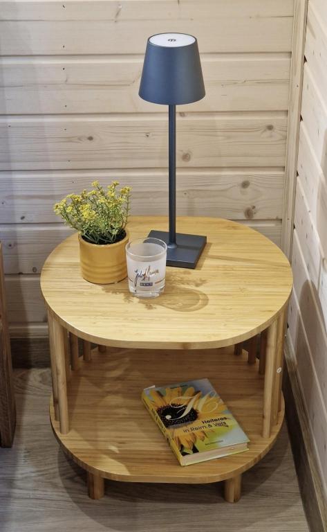 una tavola con una lampada e una pianta di Tiny House Finja - Wohlfühldomizil am Plauer See a Stuer