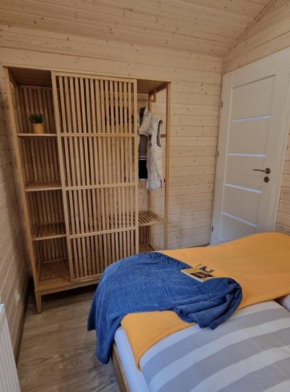 Piccola camera con letto e armadio. di Tiny House Finja - Wohlfühldomizil am Plauer See a Stuer