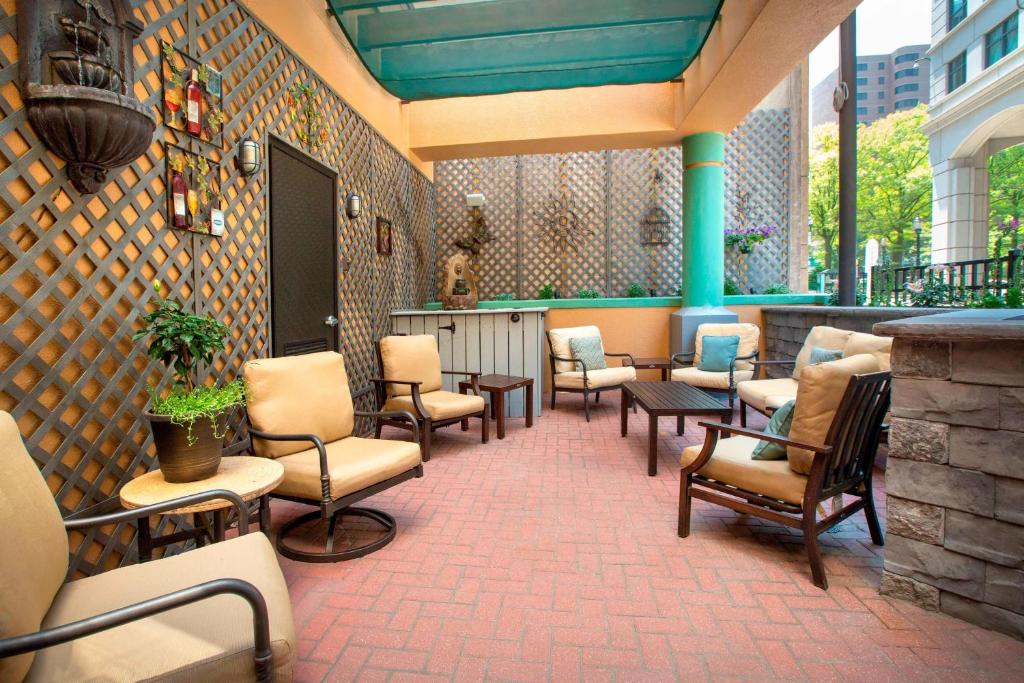 Posezení v ubytování Courtyard Wilmington Downtown