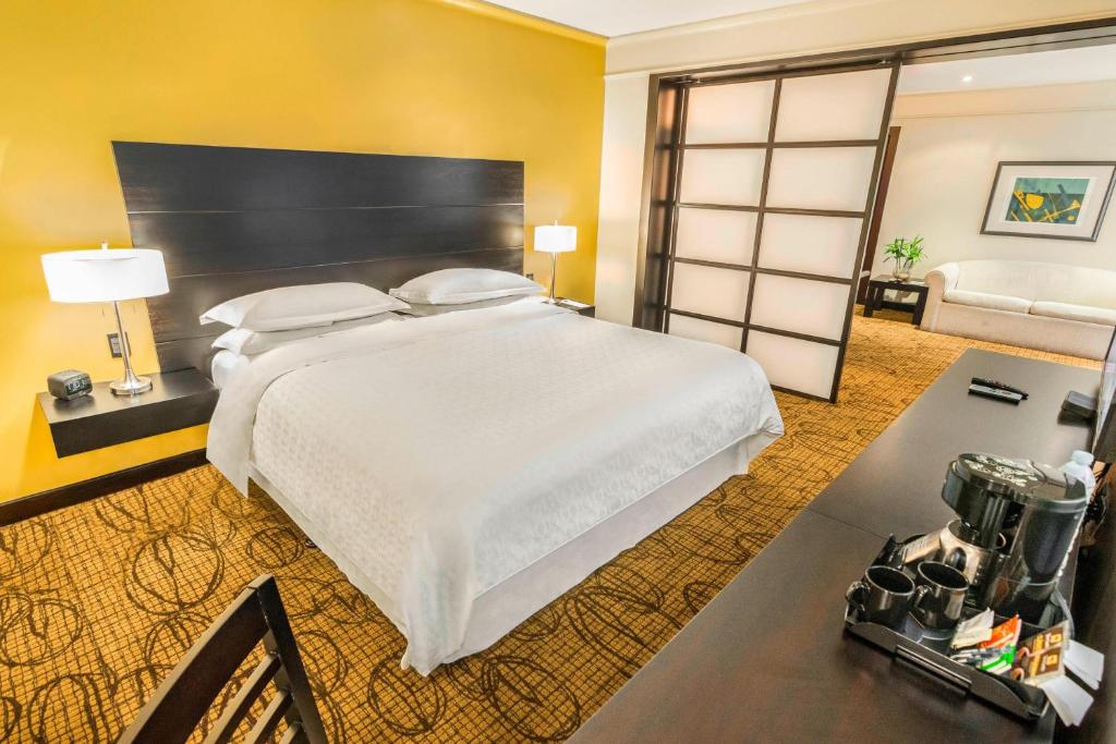 Postel nebo postele na pokoji v ubytování Sheraton Quito