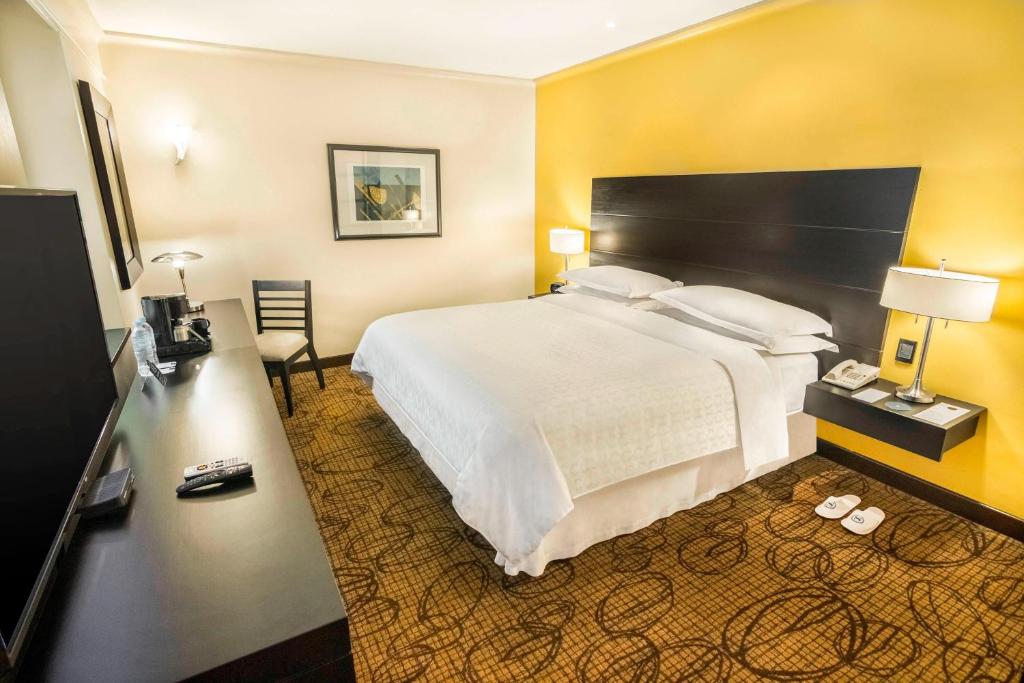 TV a/nebo společenská místnost v ubytování Sheraton Quito