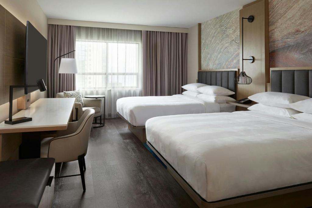 Postel nebo postele na pokoji v ubytování Kingston Marriott Hotel