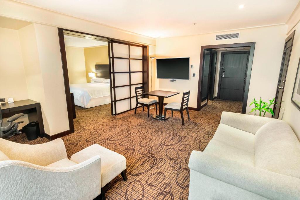 TV a/nebo společenská místnost v ubytování Sheraton Quito