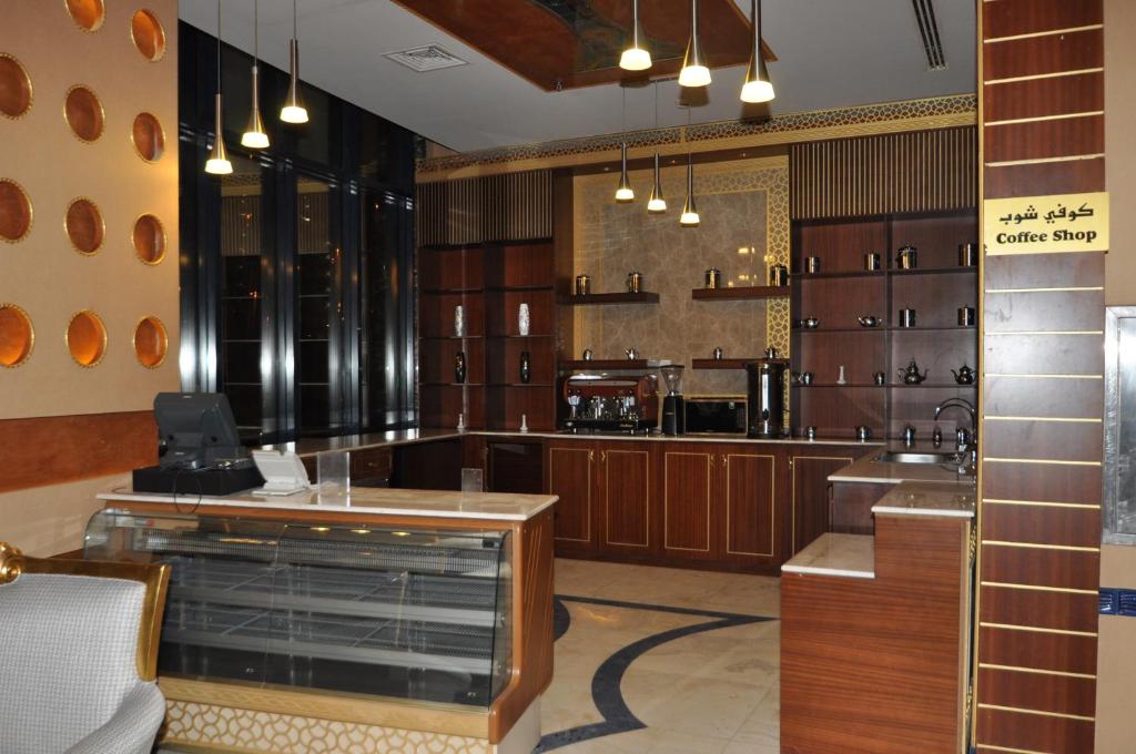 Lounge nebo bar v ubytování Montana Al Azizia Hotel