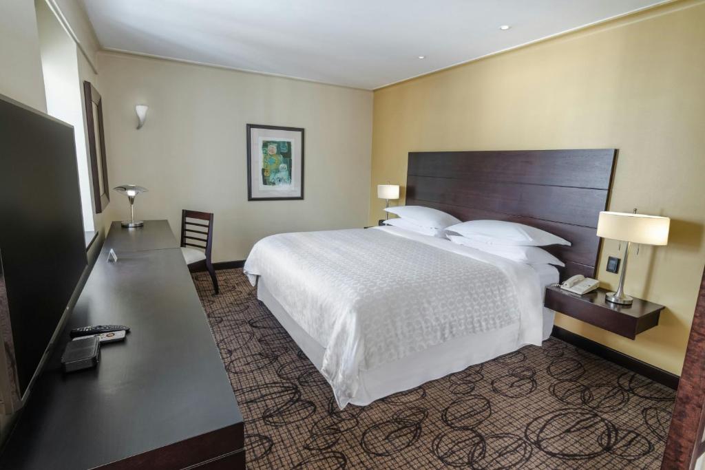 Postel nebo postele na pokoji v ubytování Sheraton Quito