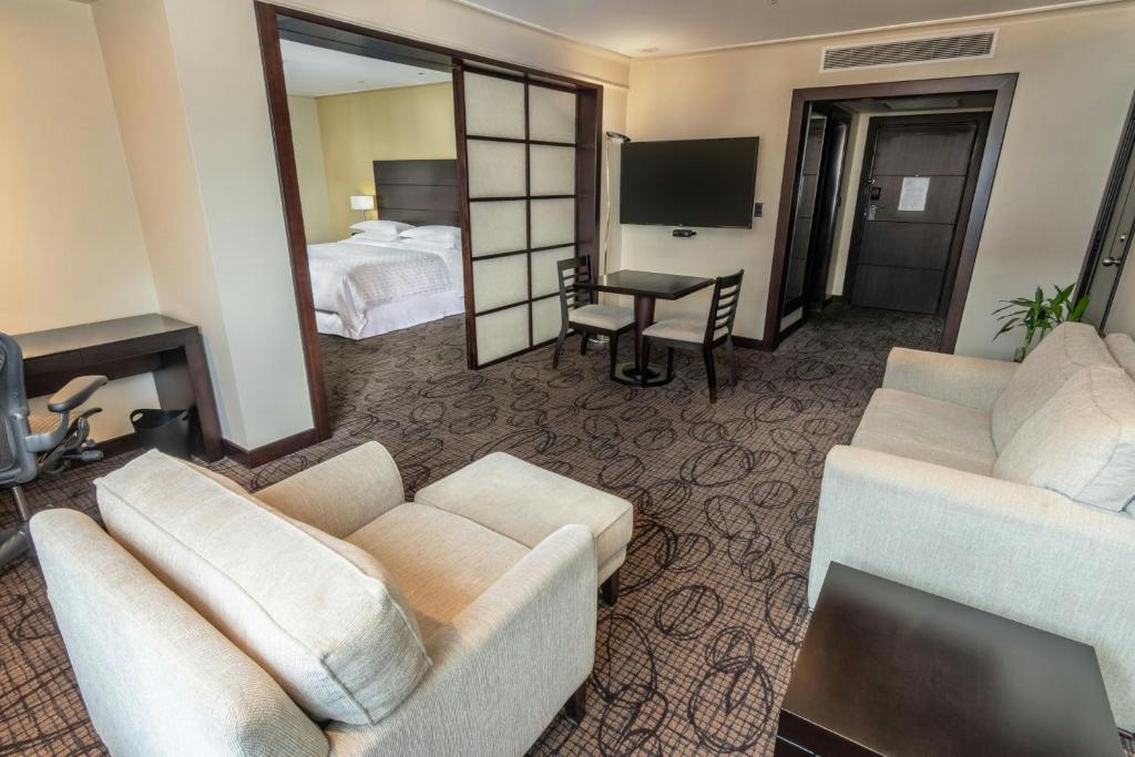 TV a/nebo společenská místnost v ubytování Sheraton Quito