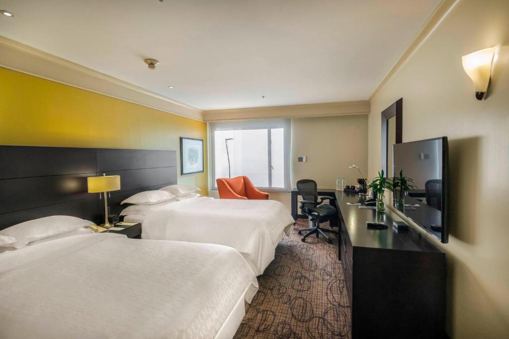 Postel nebo postele na pokoji v ubytování Sheraton Quito