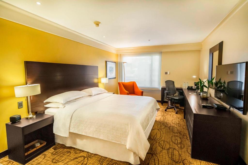 Postel nebo postele na pokoji v ubytování Sheraton Quito