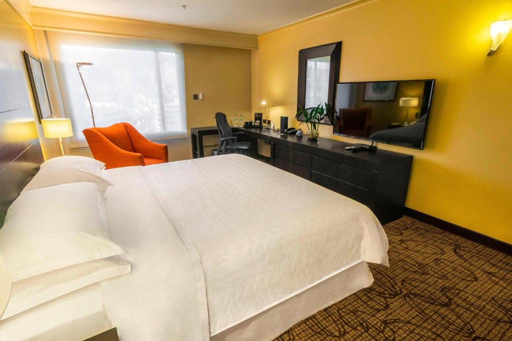 TV a/nebo společenská místnost v ubytování Sheraton Quito