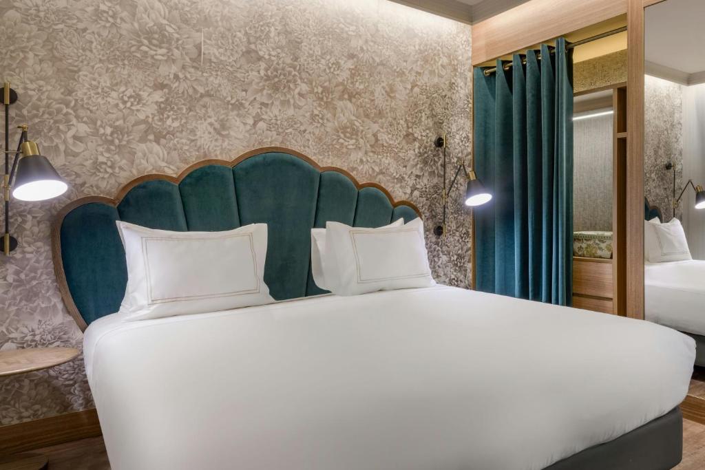 Querencia de Sevilla, Autograph Collection - 2