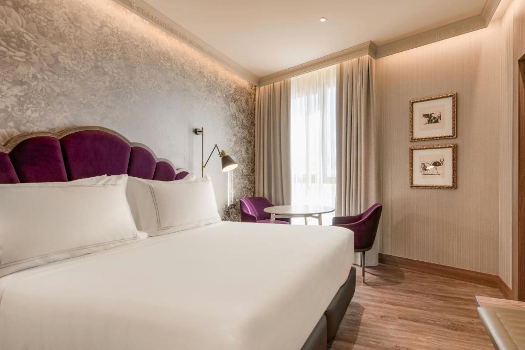 Querencia de Sevilla, Autograph Collection - 13