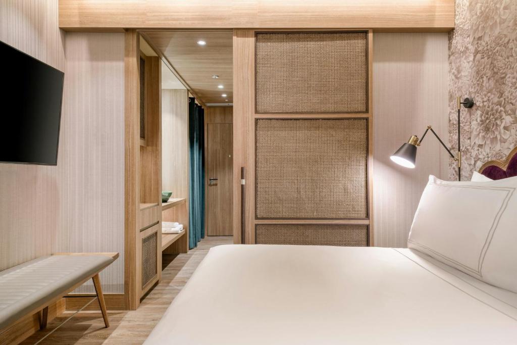 Querencia de Sevilla, Autograph Collection - 14