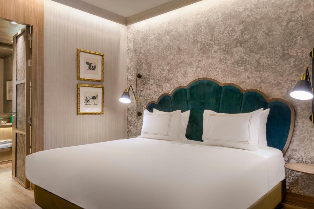 Querencia de Sevilla, Autograph Collection - 3