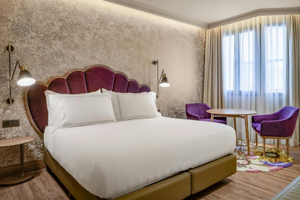 Querencia de Sevilla, Autograph Collection - 1