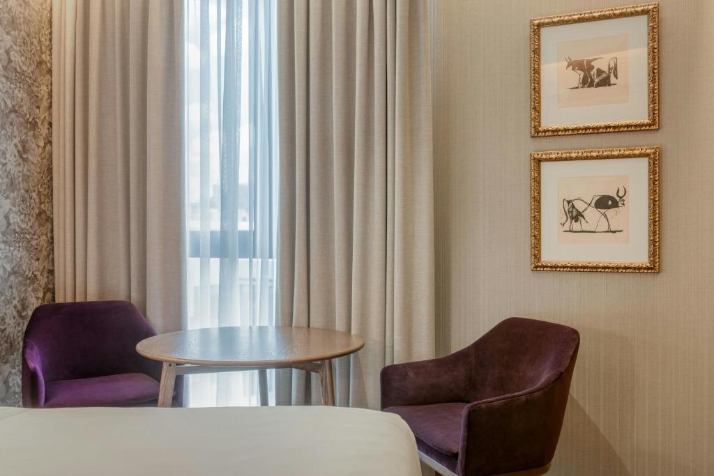 Querencia de Sevilla, Autograph Collection - 15