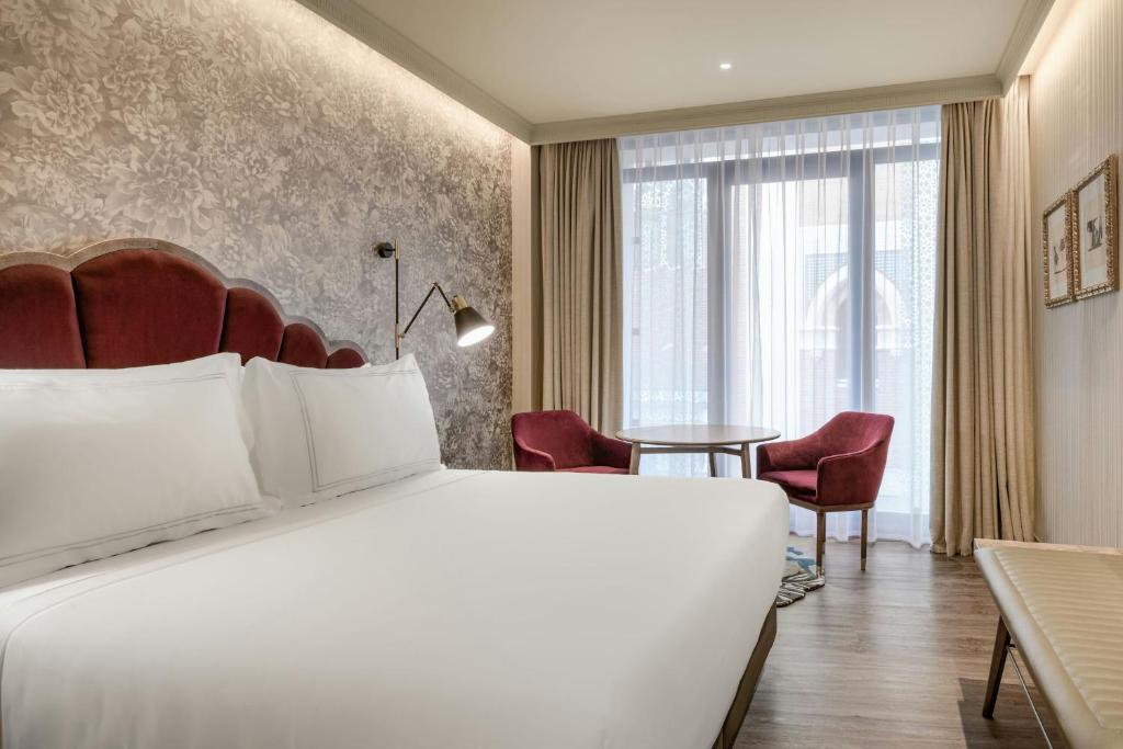 Querencia de Sevilla, Autograph Collection - 9