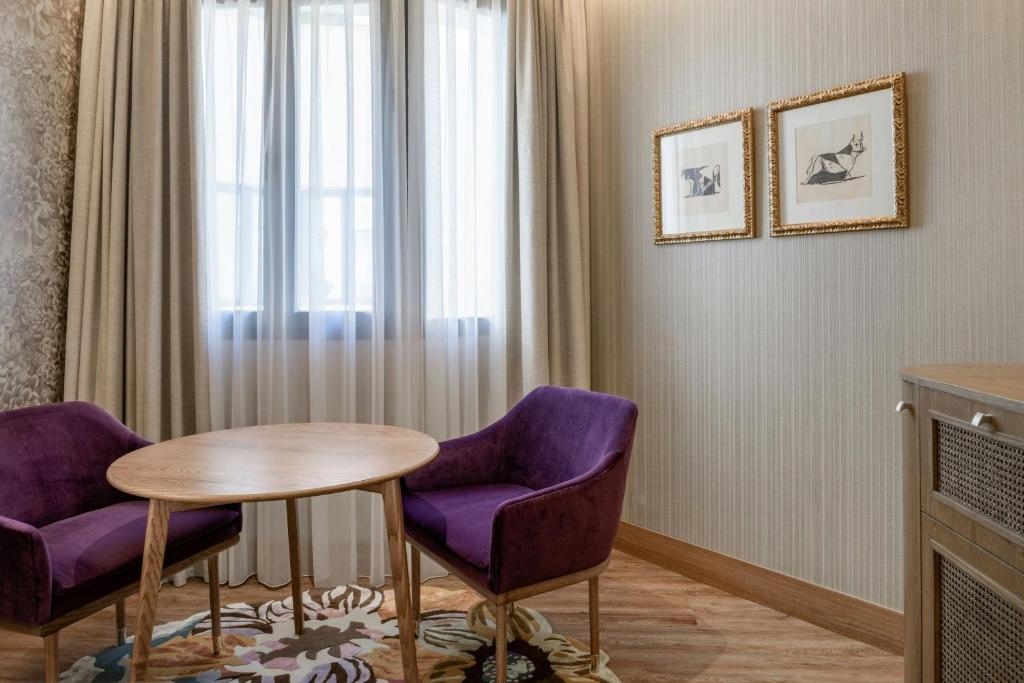 Querencia de Sevilla, Autograph Collection - 6