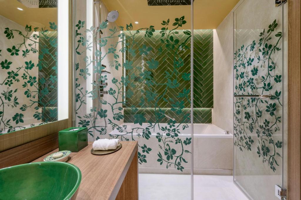 Querencia de Sevilla, Autograph Collection - 7