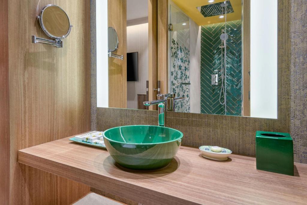 Querencia de Sevilla, Autograph Collection - 12