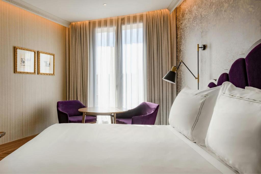 Querencia de Sevilla, Autograph Collection - 19