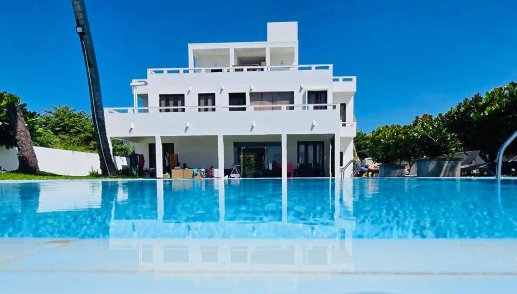 Bazén v ubytování Silverlane Beach House nebo v jeho okolí