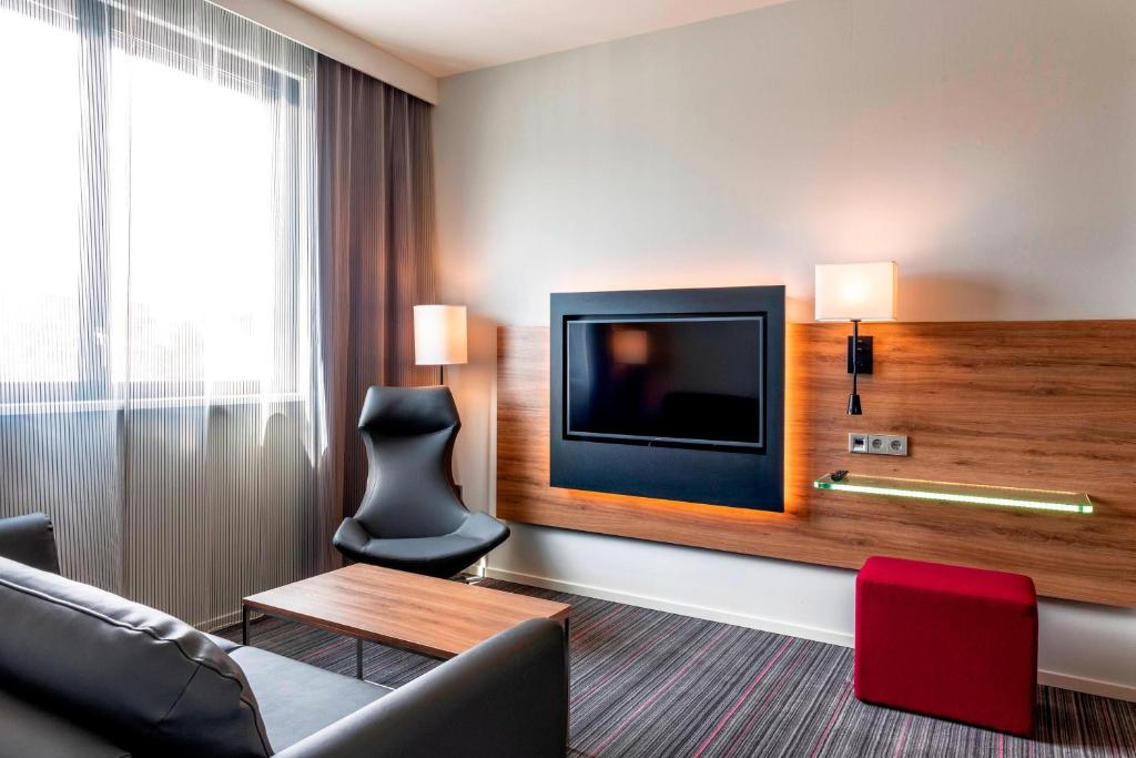 TV a/nebo společenská místnost v ubytování Moxy Milan Linate Airport