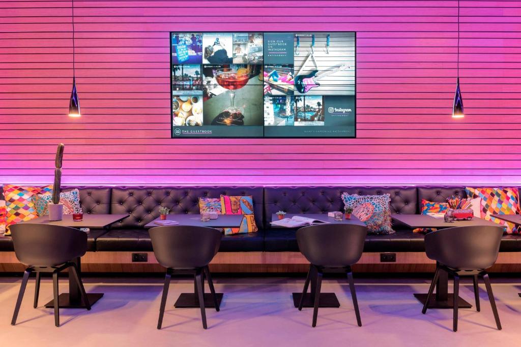 TV a/nebo společenská místnost v ubytování Moxy Milan Linate Airport