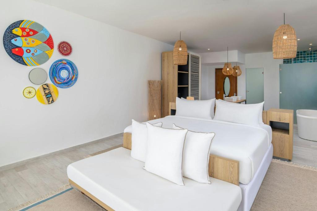 Tempat tidur dalam kamar di Le Mersenne Zanzibar, Autograph Collection