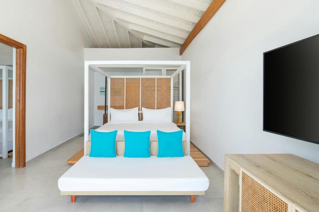 Tempat tidur dalam kamar di Le Mersenne Zanzibar, Autograph Collection