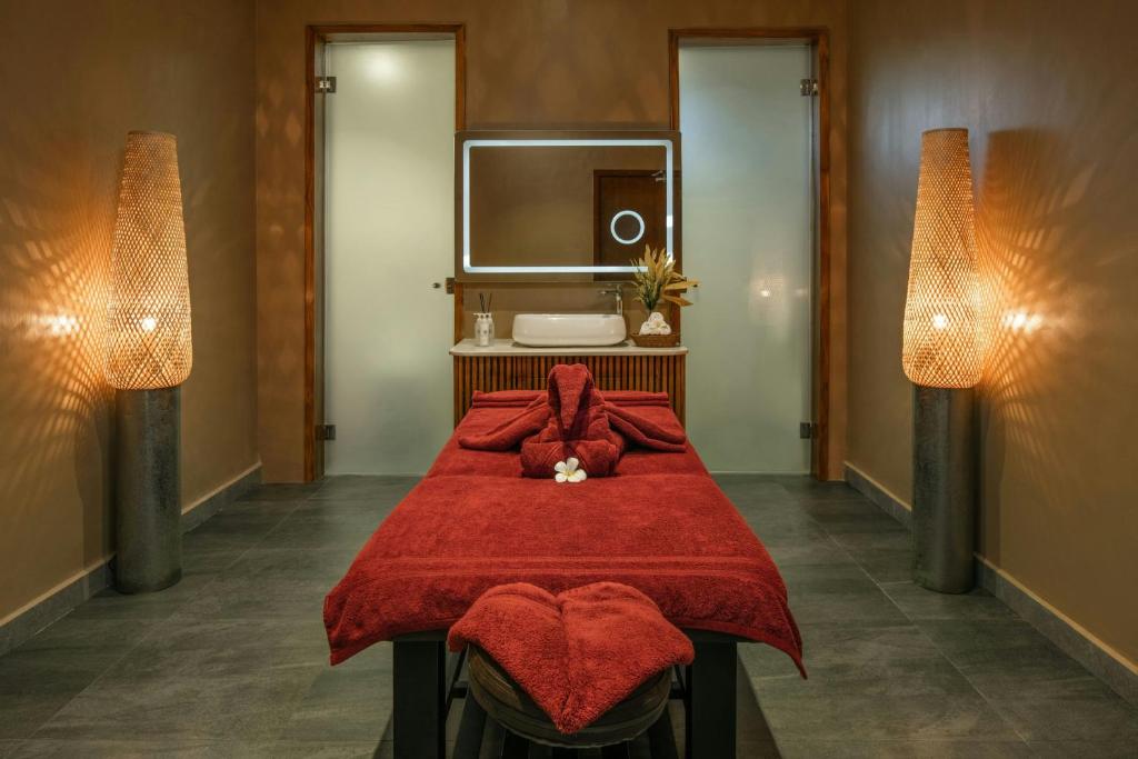 Tempat tidur dalam kamar di Le Mersenne Zanzibar, Autograph Collection