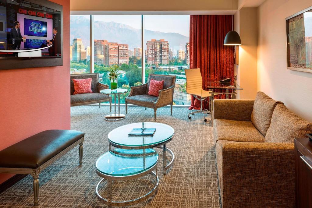 Posezení v ubytování Renaissance Santiago by Marriott
