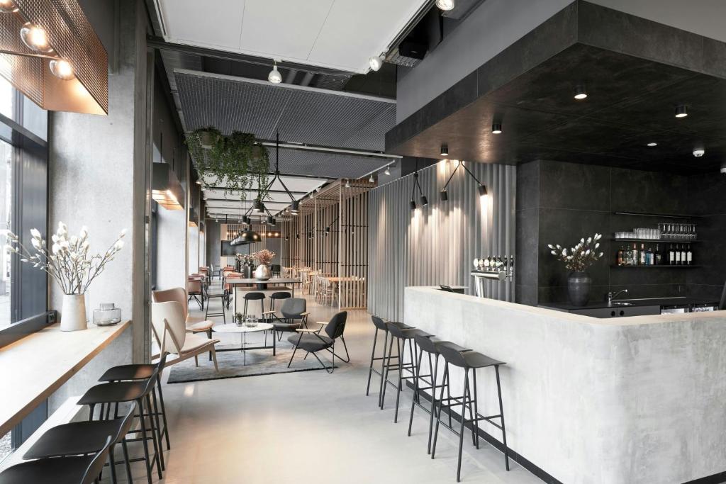 Um restaurante ou outro lugar para comer em Four Points Flex by Sheraton Aalborg