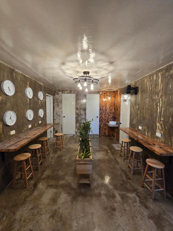 モアルボアルにあるCasa Christiana Moalboalのテーブル、スツール、壁の皿