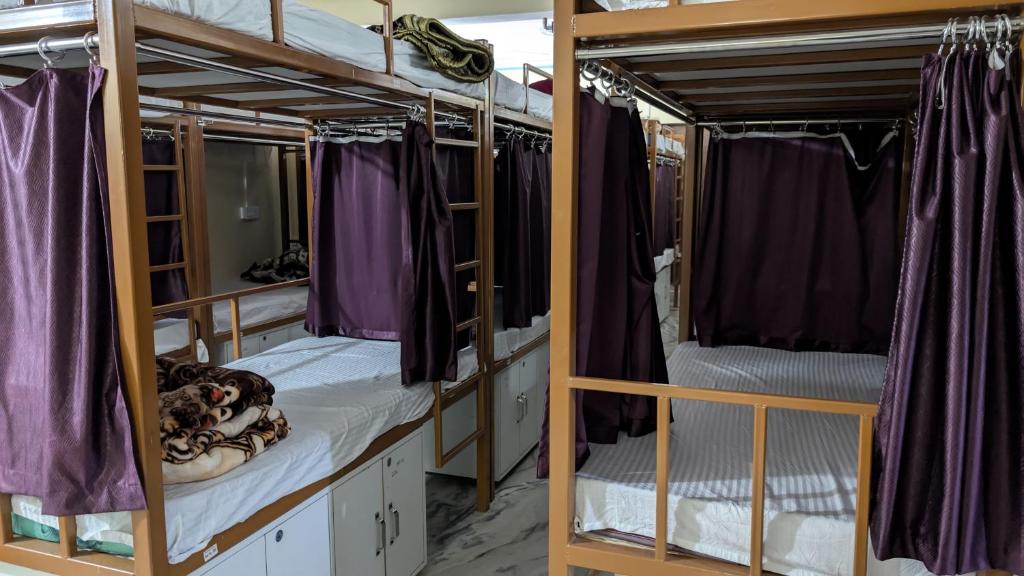 Postel nebo postele na pokoji v ubytování Holy Ganges Dorms