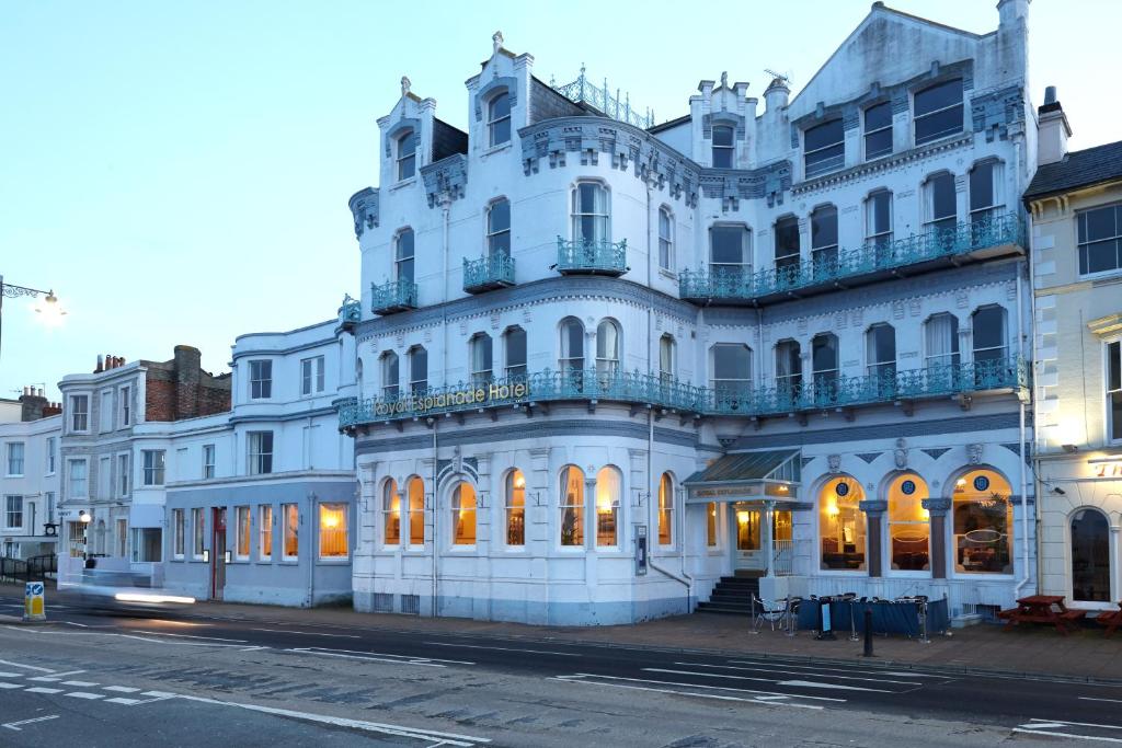 duży biały budynek po stronie ulicy w obiekcie Royal Esplanade Hotel w mieście Ryde