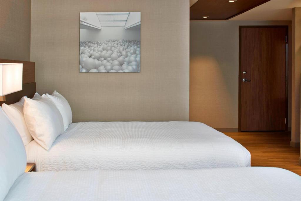 Postel nebo postele na pokoji v ubytování AC Hotel by Marriott Seattle Bellevue/Downtown