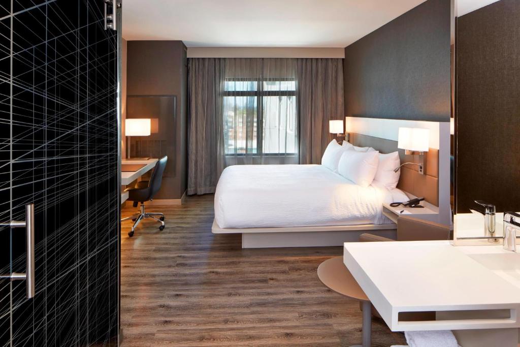 Postel nebo postele na pokoji v ubytování AC Hotel by Marriott Seattle Bellevue/Downtown