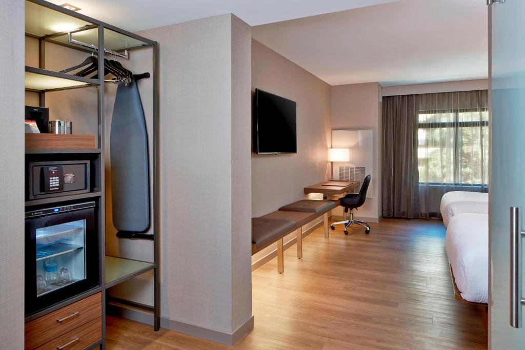 TV a/nebo společenská místnost v ubytování AC Hotel by Marriott Seattle Bellevue/Downtown