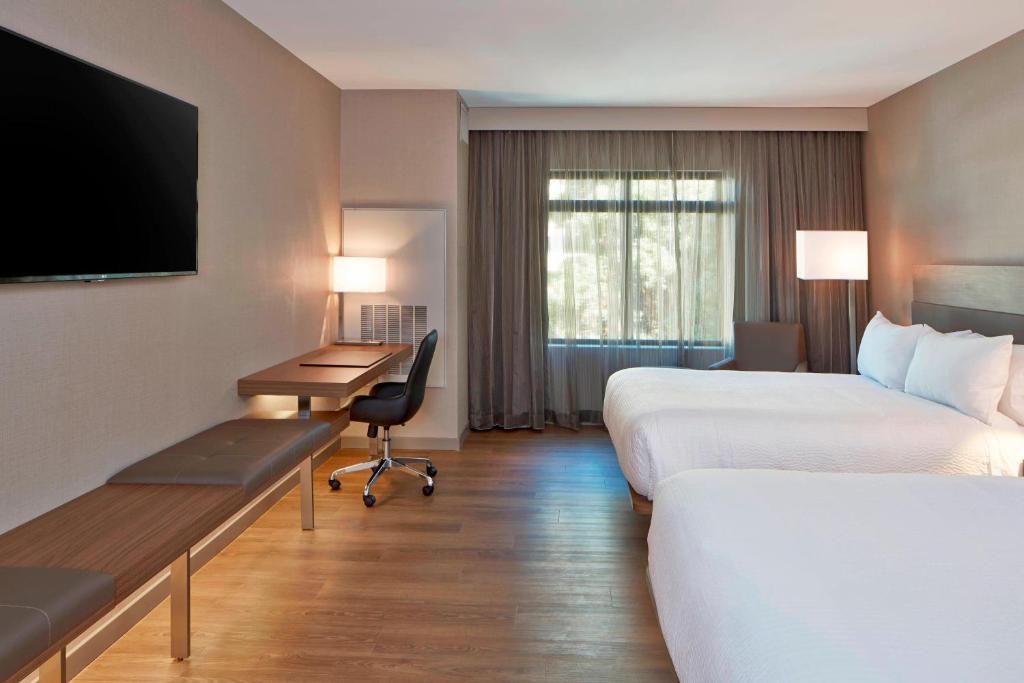 Postel nebo postele na pokoji v ubytování AC Hotel by Marriott Seattle Bellevue/Downtown