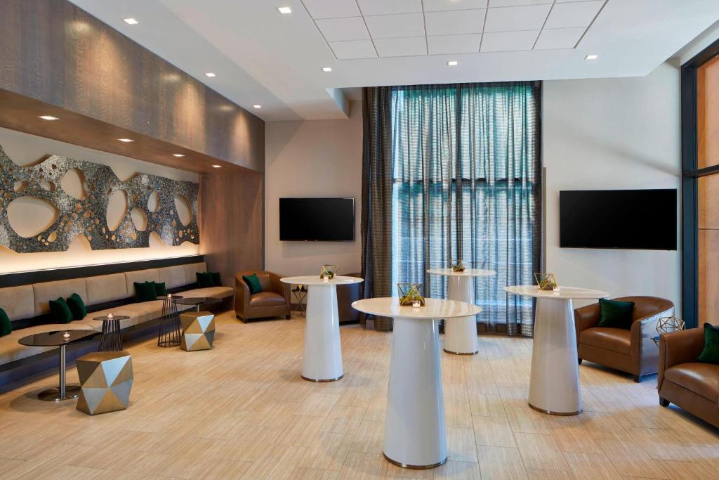 TV a/nebo společenská místnost v ubytování AC Hotel by Marriott Seattle Bellevue/Downtown