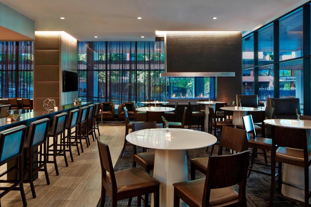 Restaurace v ubytování AC Hotel by Marriott Seattle Bellevue/Downtown