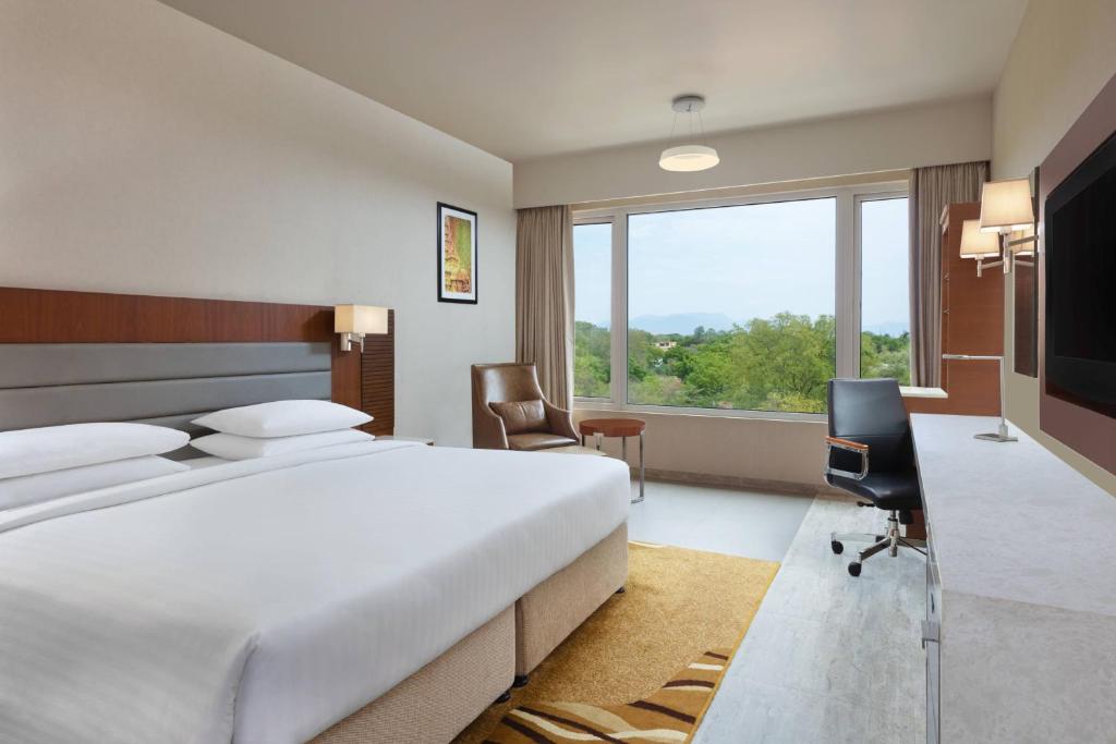 Postel nebo postele na pokoji v ubytování Courtyard by Marriott Madurai