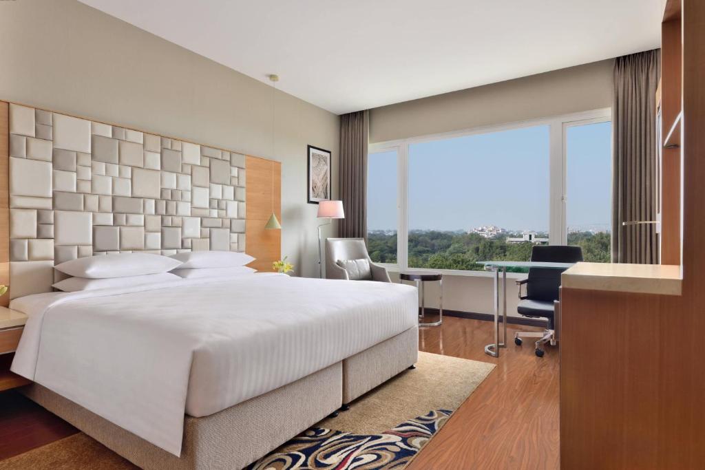 Postel nebo postele na pokoji v ubytování Courtyard by Marriott Madurai