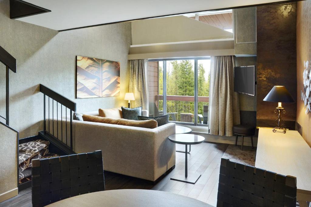 Posezení v ubytování Kananaskis Mountain Lodge, Autograph Collection