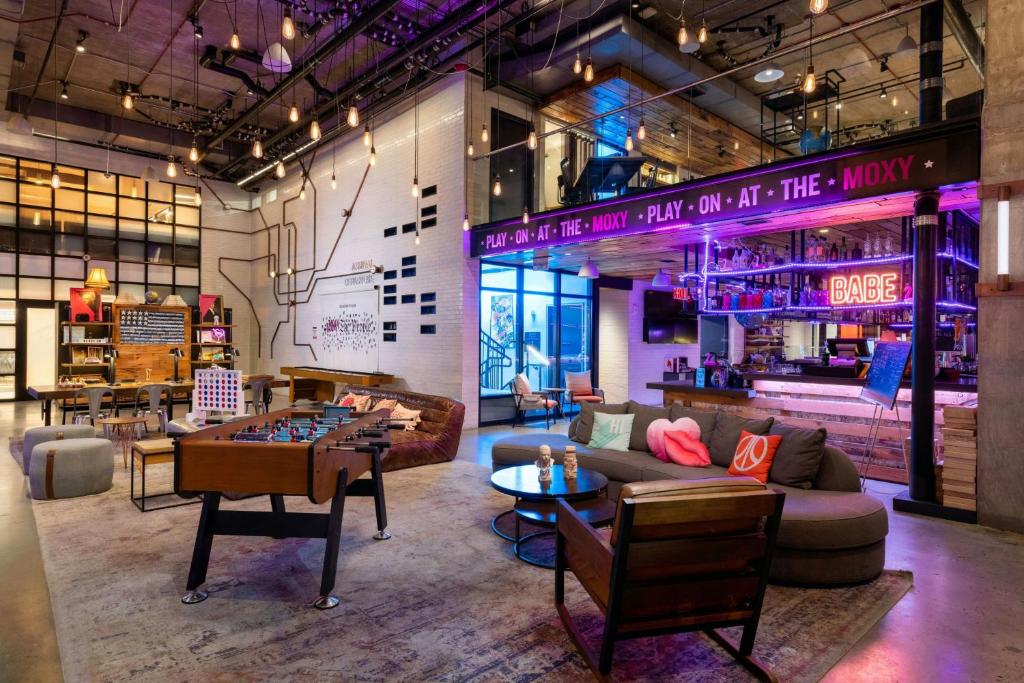 Posezení v ubytování Moxy Washington, DC Downtown