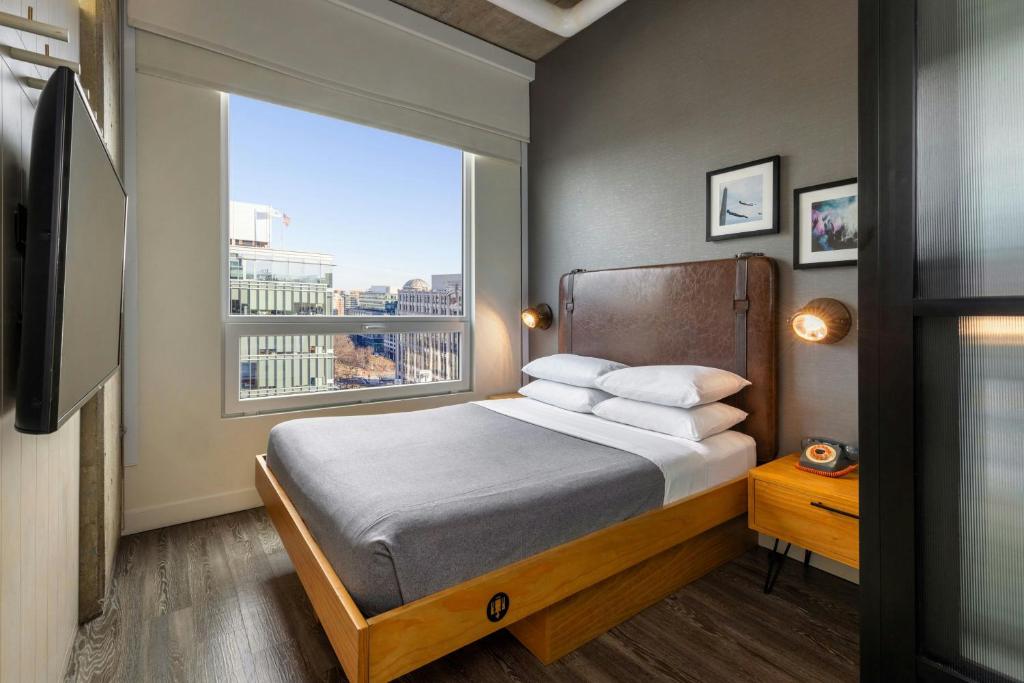 Postel nebo postele na pokoji v ubytování Moxy Washington, DC Downtown