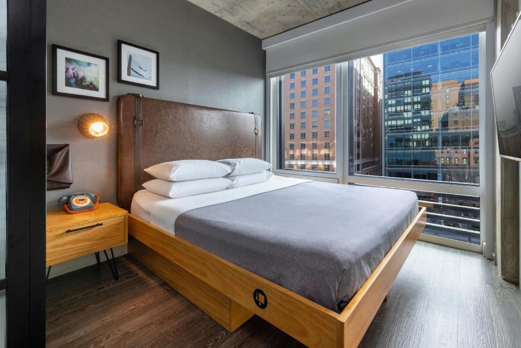 Postel nebo postele na pokoji v ubytování Moxy Washington, DC Downtown