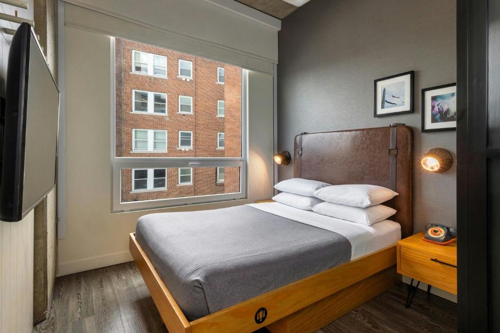 Postel nebo postele na pokoji v ubytování Moxy Washington, DC Downtown